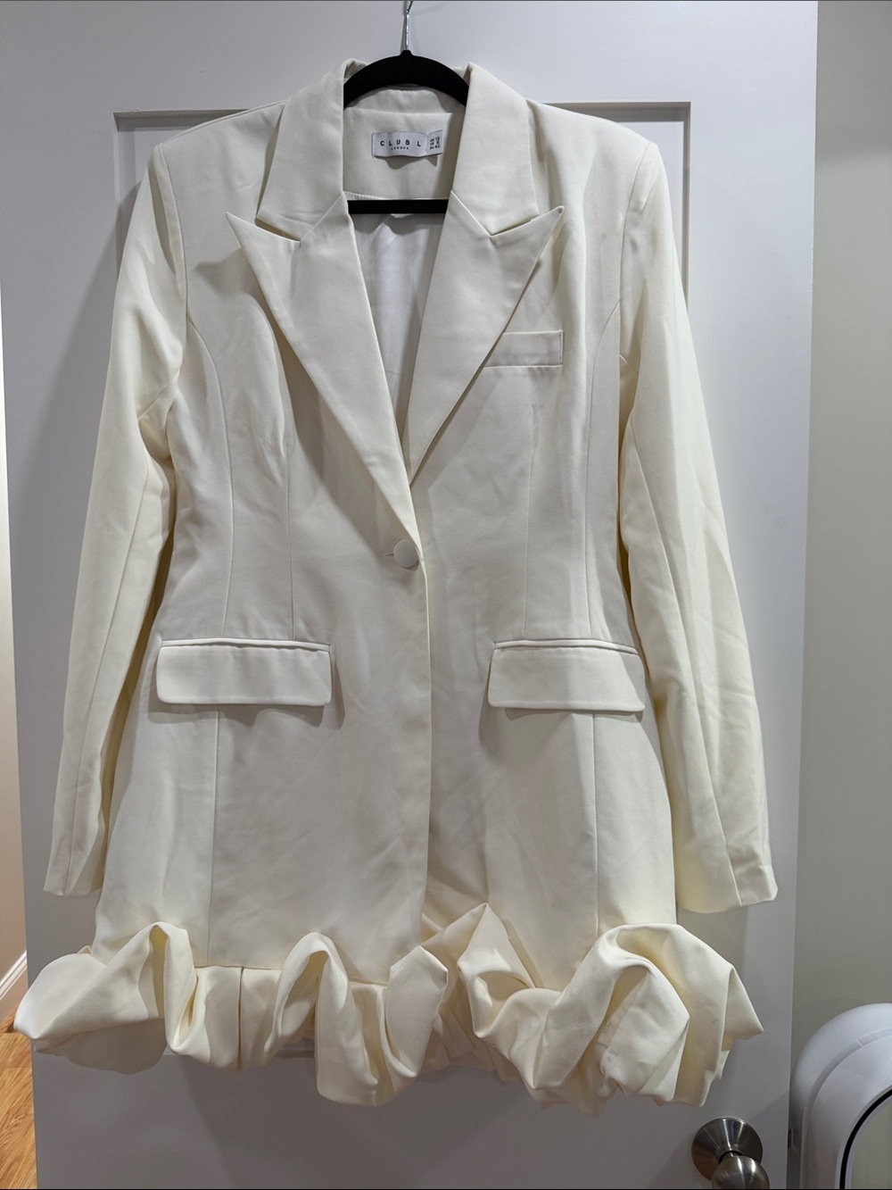Club London Women’s Cream Ruffle-Hem Blazer dress